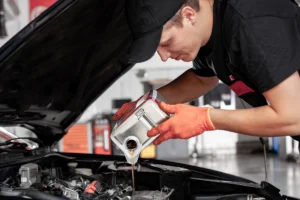 De ce nu trebuie să adaugi ulei în motor „orbește”? E mai dăunător decât să nu adaugi deloc