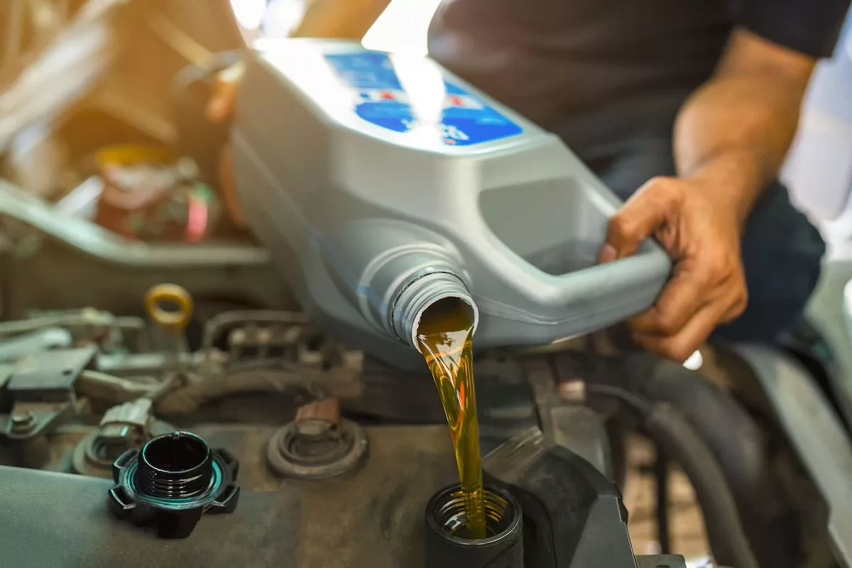 De ce nu trebuie să adaugi ulei în motor „orbește”? E mai dăunător decât să nu adaugi deloc