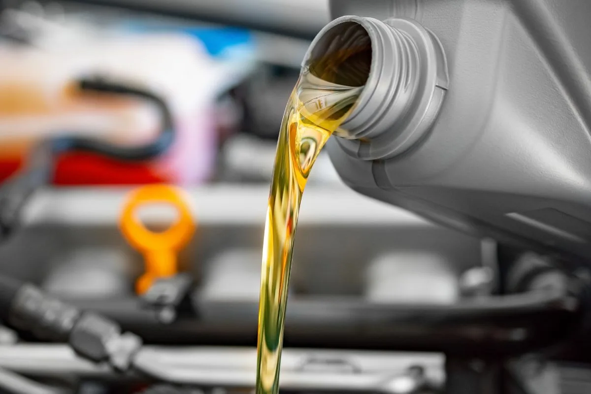 De ce nu trebuie să adaugi ulei în motor „orbește”? E mai dăunător decât să nu adaugi deloc