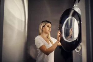 De ce merită să speli rufele noaptea? Acest truc economisește bani fără efort suplimentar