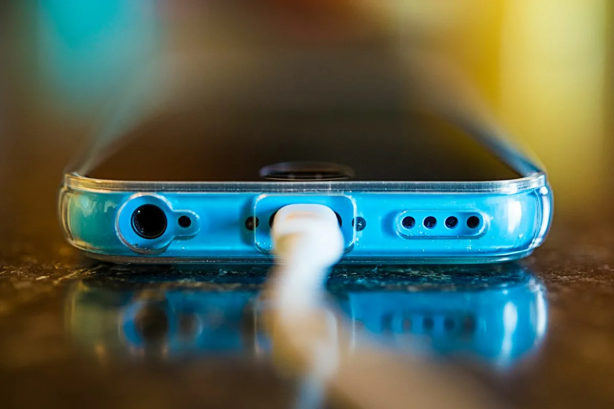 Nu-ți încărca telefonul noaptea – Iată de ce! Acest sfat îți va salva bateria de la distrugere