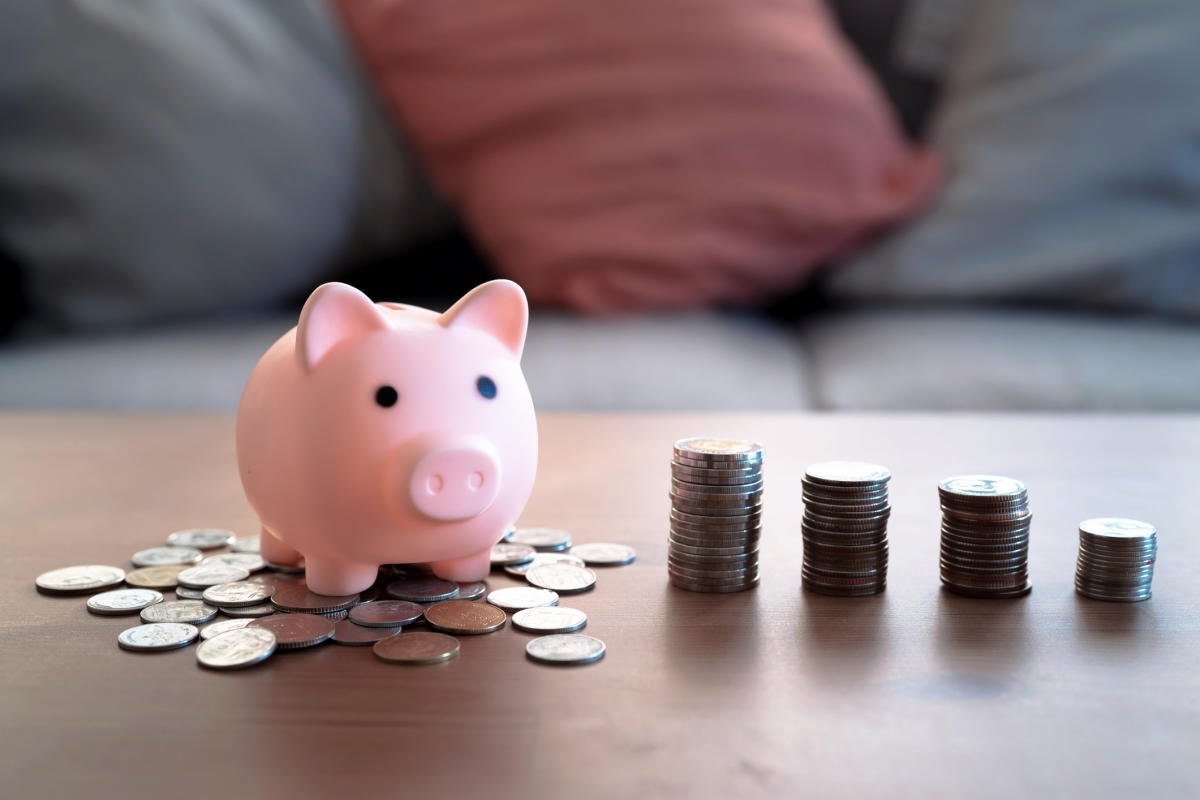 De ce merită să speli rufele noaptea? Acest truc economisește bani fără efort suplimentar