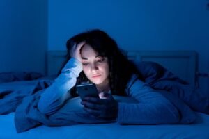 De ce merită să dezactivezi notificările după ora 20:00