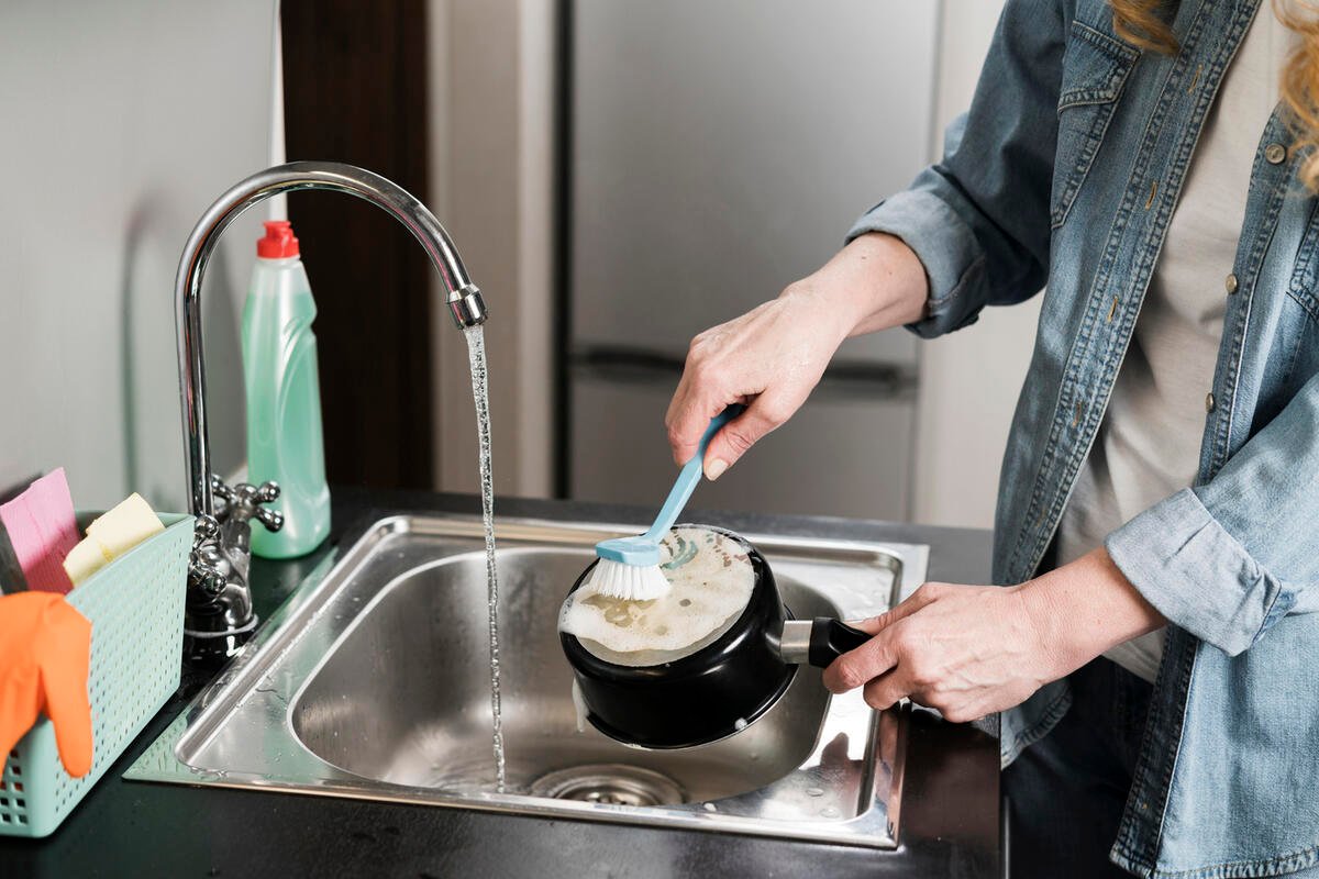 Cum să cureți o oală arsă fără efort: doar două ingrediente pentru strălucire
