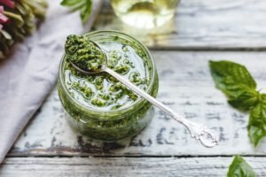 Cum să prepari sos pesto în stil românesc: cu nuci și mărar