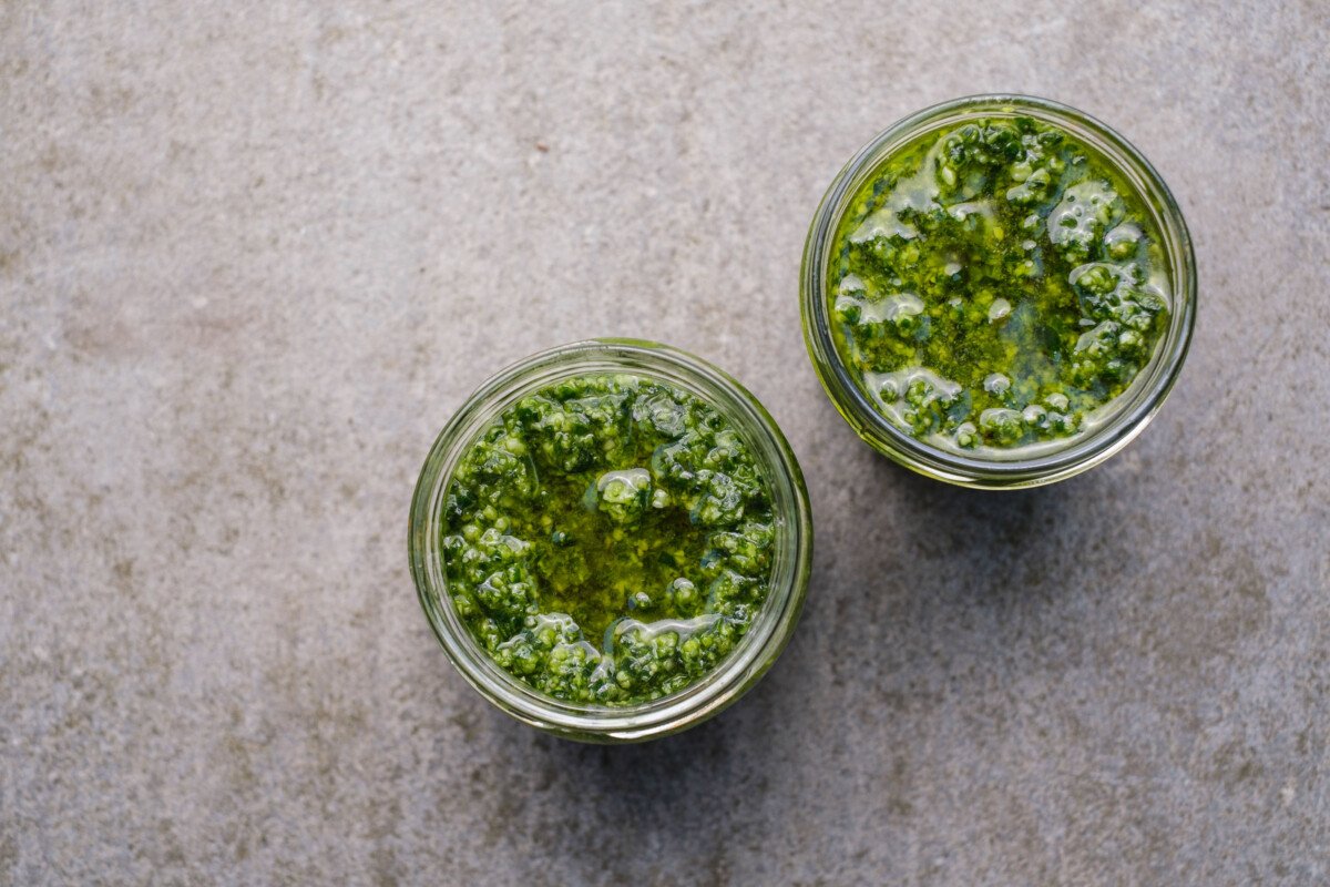 Cum să prepari sos pesto în stil românesc: cu nuci și mărar