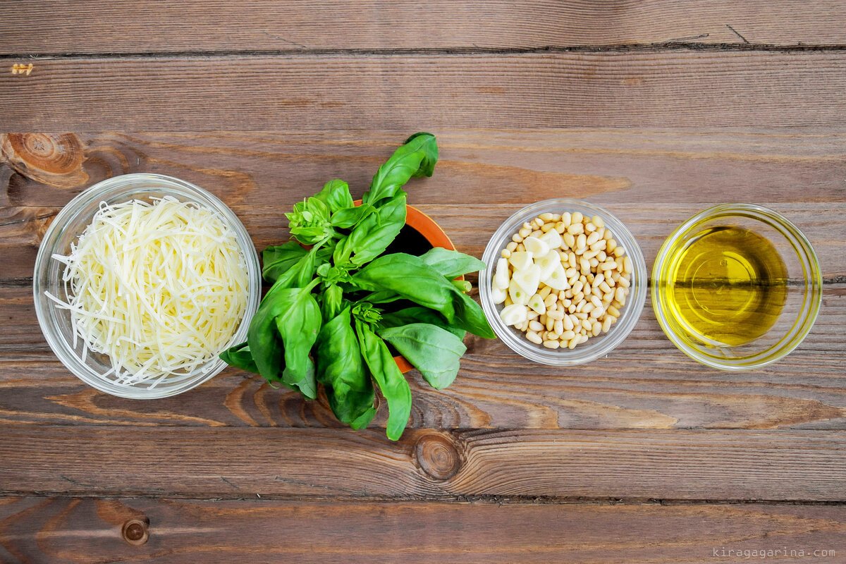 Cum să prepari sos pesto în stil românesc: cu nuci și mărar