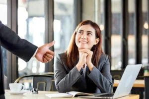 Un truc simplu pentru a fi respectat de la prima întâlnire: Funcționează chiar și pentru introvertiți