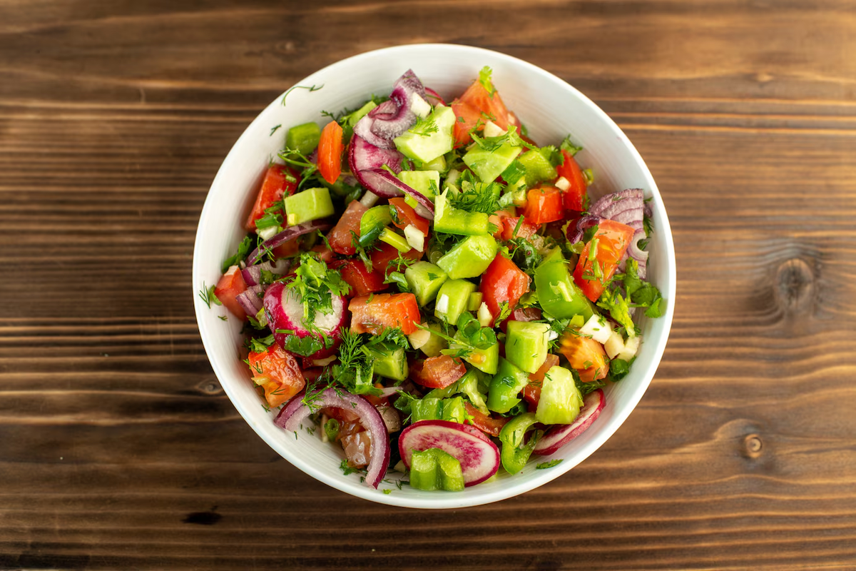 Salată de vară gata în 3 minute, care răcorește ca o limonadă