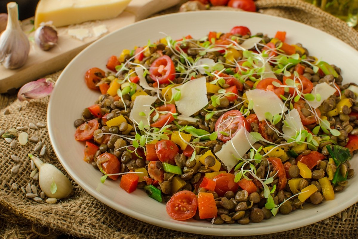 Salată caldă cu linte, ardei și brânză feta: rapidă și sățioasă