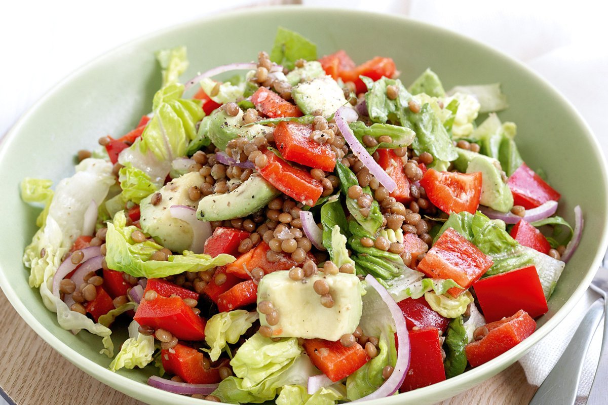 Salată caldă cu linte, ardei și brânză feta: rapidă și sățioasă