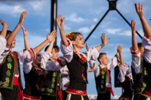 Cum sărbătoresc românii luna iunie: ritualuri, mâncare, dansuri