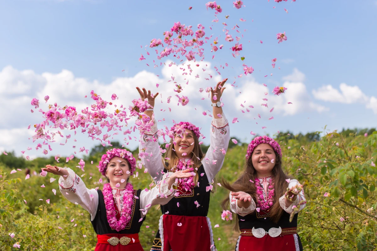 Cum sărbătoresc românii luna iunie: ritualuri, mâncare, dansuri