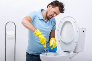 De ce trebuie închis capacul toaletei înainte de a trage apa? Răspunsul vine din studiile microbiologilor