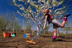Sport în grădină: cardio-mix cu apă și lopată