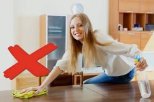 De ce nu ar trebui să ștergi praful cu o cârpă – alternativa din România