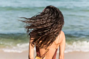 Cum să păstrezi strălucirea părului după plimbările pe plajele Mării Negre