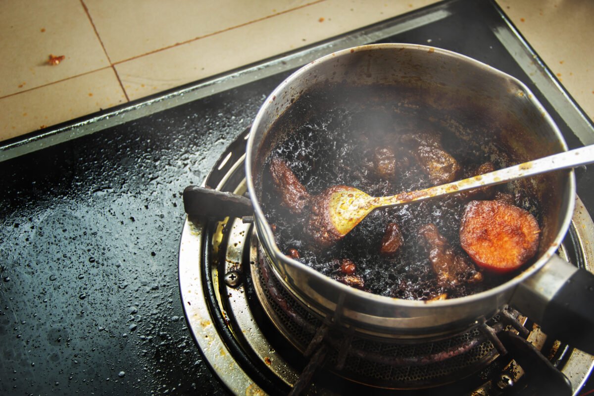Cum să cureți rapid o tigaie arsă fără frecare: un ingredient banal face minuni!