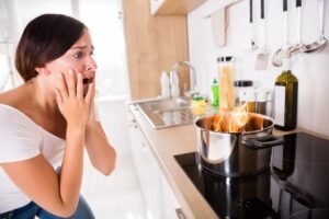 Cum să cureți rapid o tigaie arsă fără frecare: un ingredient banal face minuni!