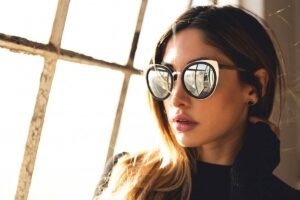 Ochelari de soare în interior – nu rebeliune, ci trend TikTok