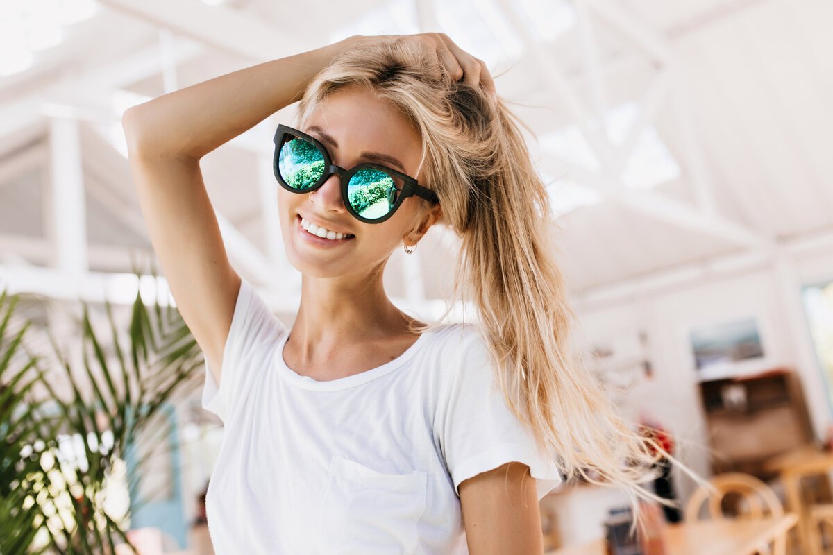 Ochelari de soare în interior – nu rebeliune, ci trend TikTok