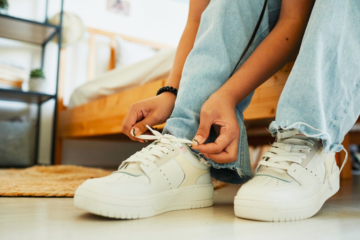 Curățarea adidașilor albi după iarnă – trend în 2025?