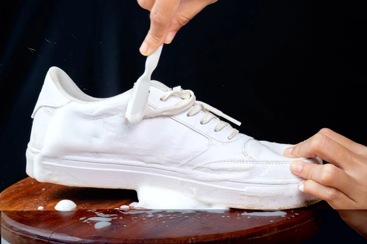 Curățarea adidașilor albi după iarnă – trend în 2025?