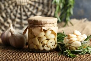 Usturoi marinat cu pătrunjel: Gustarea aromată a bunicii