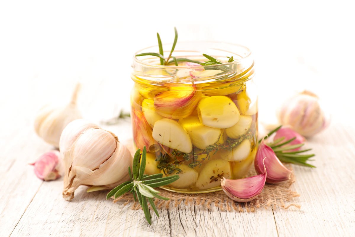 Usturoi marinat cu pătrunjel: Gustarea aromată a bunicii