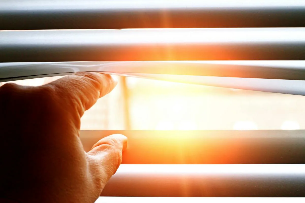 Ferestre transparente la UV: câtă lumină, cât rău?