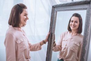 Oglinzi în fața ferestrelor: Secretul pentru a mări vizual o cameră