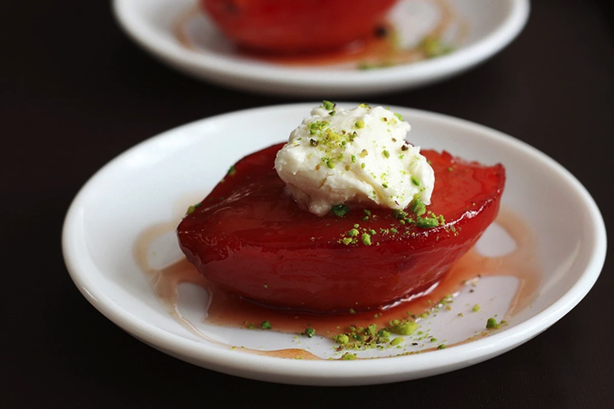 Gutui cu frișcă și nuci: Desertul de toamnă care cucerește orice masă – Rețetă simplă și irezistibilă!