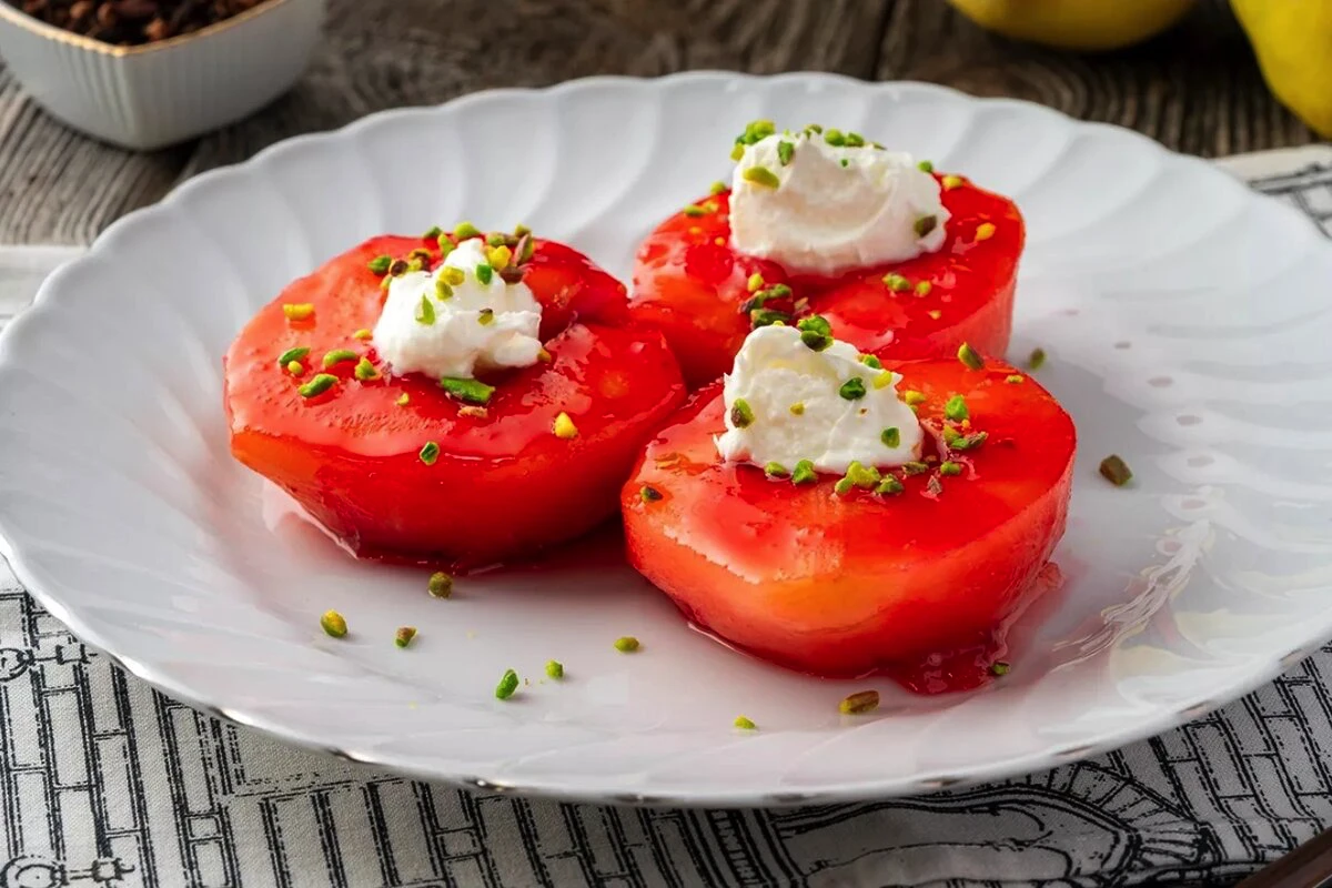 Gutui cu frișcă și nuci: Desertul de toamnă care cucerește orice masă – Rețetă simplă și irezistibilă!