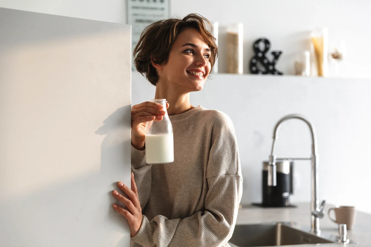 Frigiderul tău îți îmbătrânește tenul mai repede decât crezi – adevărul ascuns în spatele ușii cu magnet