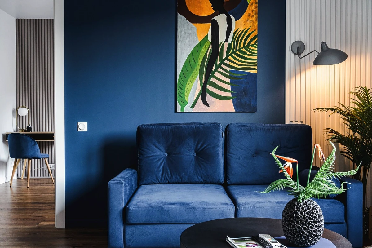 8 moduri geniale să transformi canapeaua albastră în regina livingului tău – idei care fac orice cameră să arate ca din revistele de design