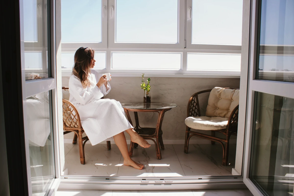 Miros de cafea și aer curat în fiecare dimineață fără să te ridici din pat