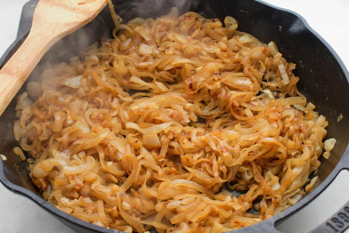 Ceapă caramelizată perfectă care transformă orice burger în festin și se face cu 4 ingrediente în 40 de minute