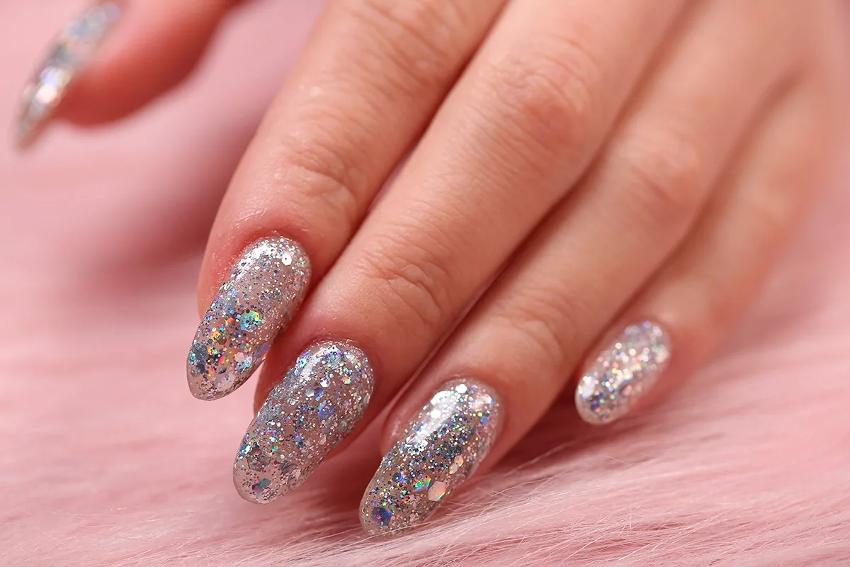 În loc de nude: idei de manichiură ultra-trendy pe care să le încerci la final de 2025