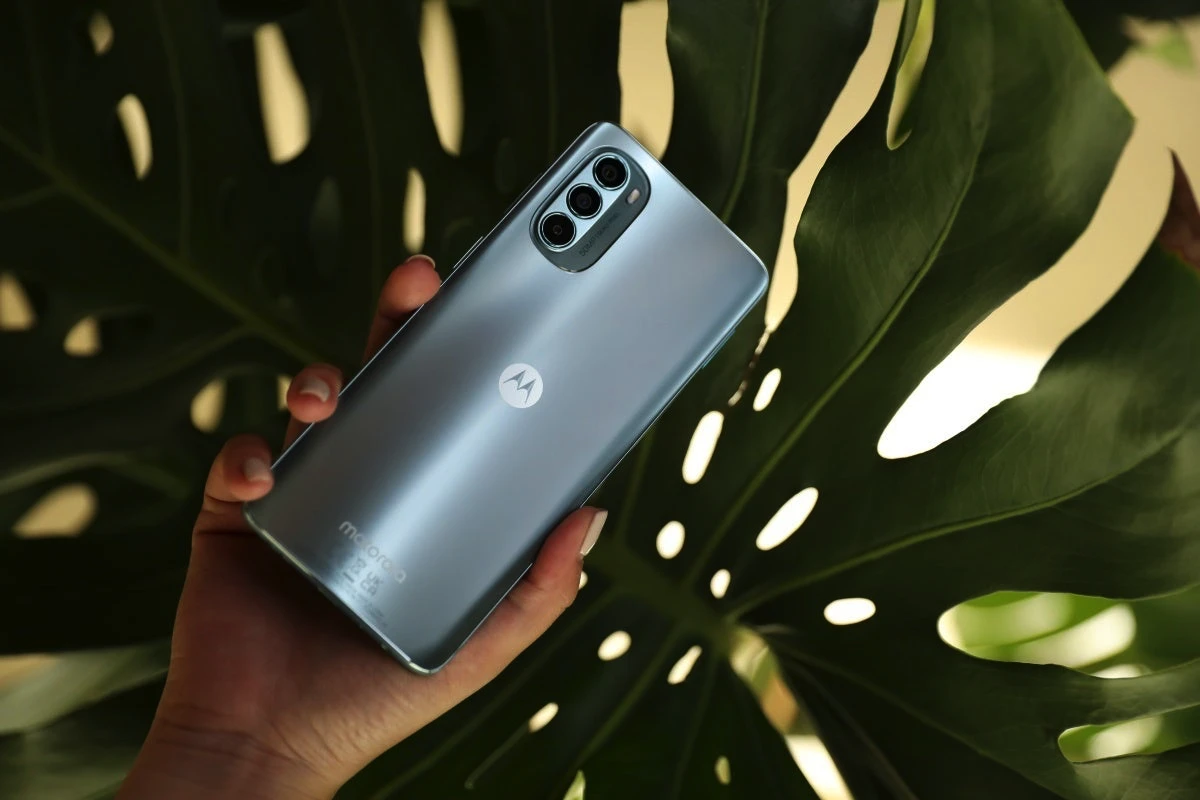 Moto G67 Power: bateria de 7000 mAh care îți ține telefonul viu trei zile fără priză