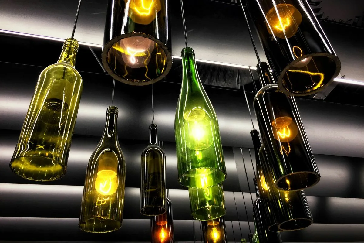 Sticla veche devine ghiveciul vedetă al casei tale – 5 transformări geniale care costă sub 30 de lei și arată ca din magazinele de design