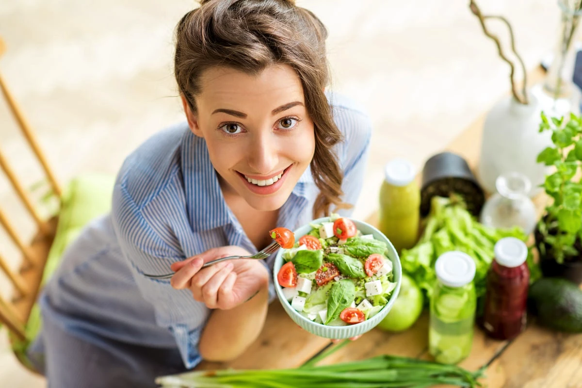 Trei salate răcoroase fără aragaz care te satură și te răcoresc toată vara