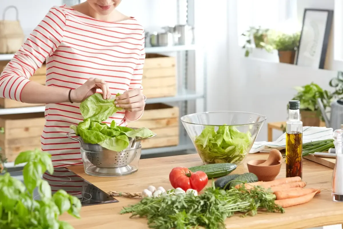 Trei salate răcoroase fără aragaz care te satură și te răcoresc toată vara