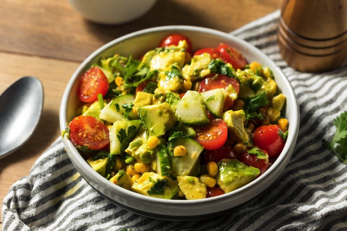 Trei salate răcoroase fără aragaz care te satură și te răcoresc toată vara