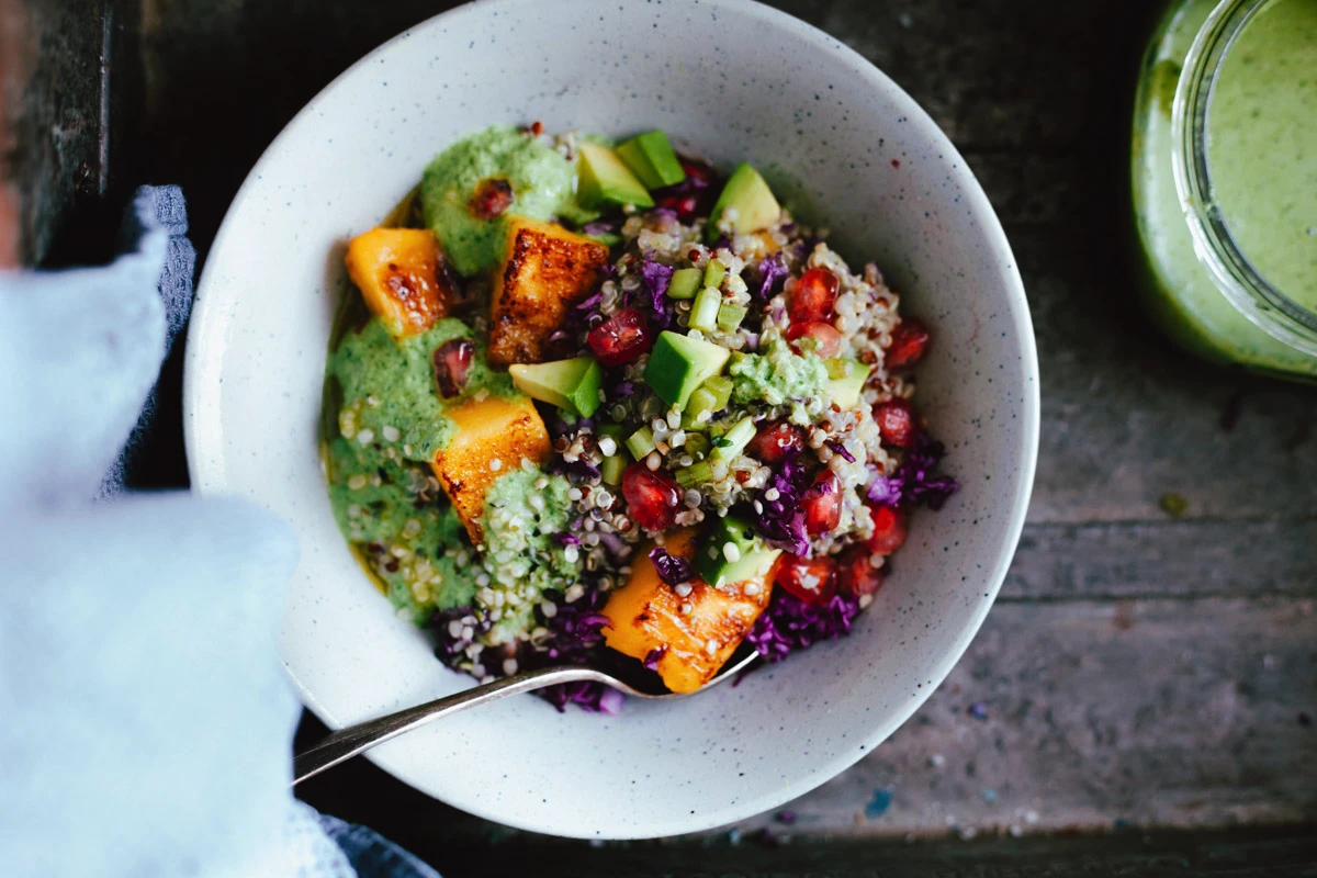 Prânz ușor fără aragaz: 3 salate-mix care vor fi hit la picnic