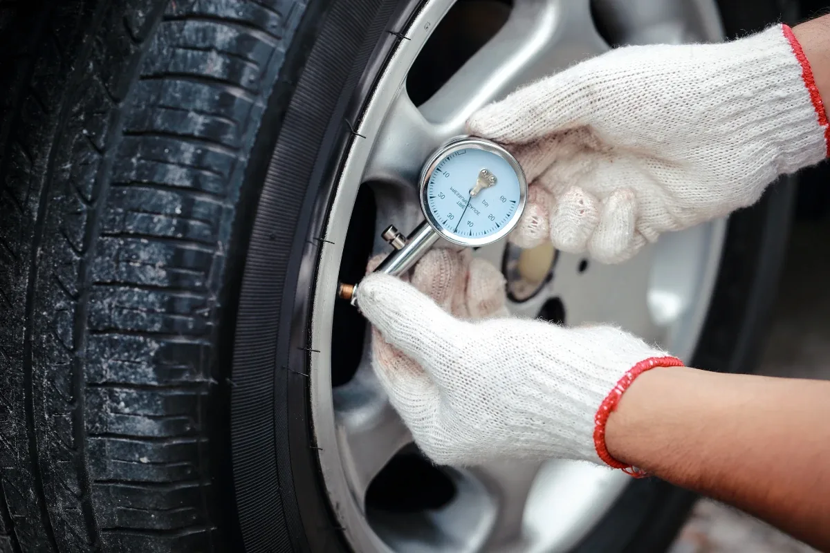 Nu 28, nu 30: câtă presiune trebuie să aibă cauciucurile mașinii tale când pleci la drum lung pe autostradă