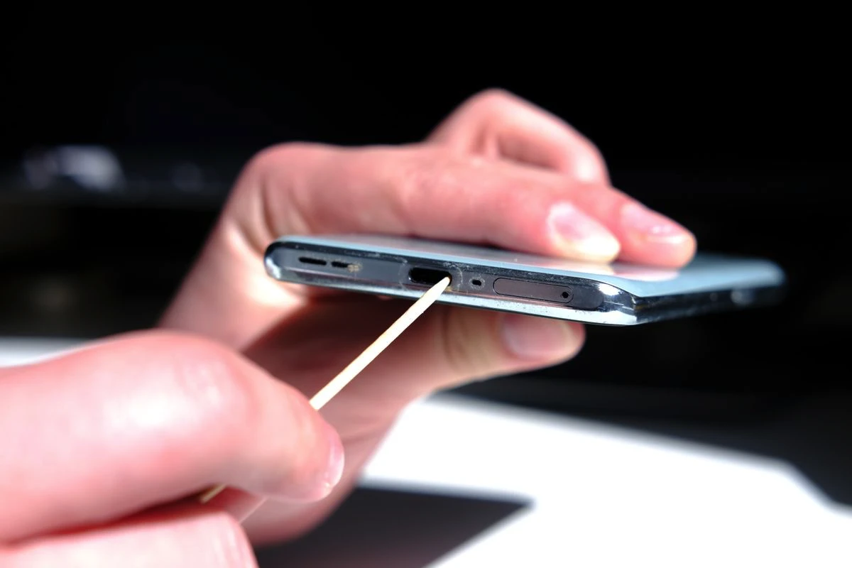 Ce faci dacă un cablu USB s-a rupt chiar în telefon și a rămas blocat: explică experții