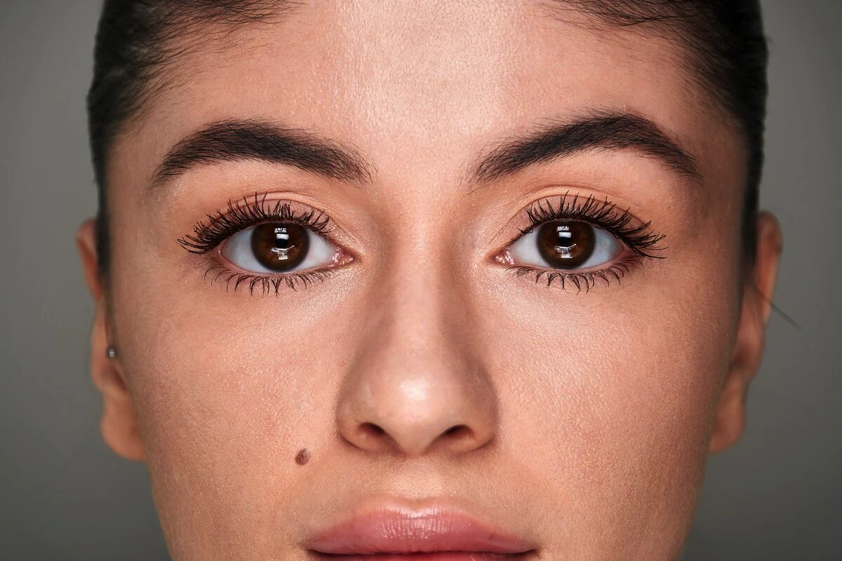 Uită de rimelul negru: un alt culoar a intrat în modă și a cucerit pe toată lumea în 2025