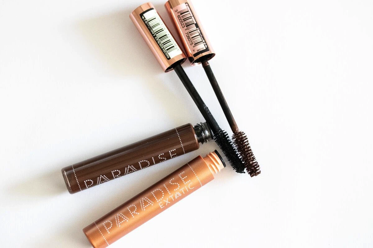 Uită de rimelul negru: un alt culoar a intrat în modă și a cucerit pe toată lumea în 2025