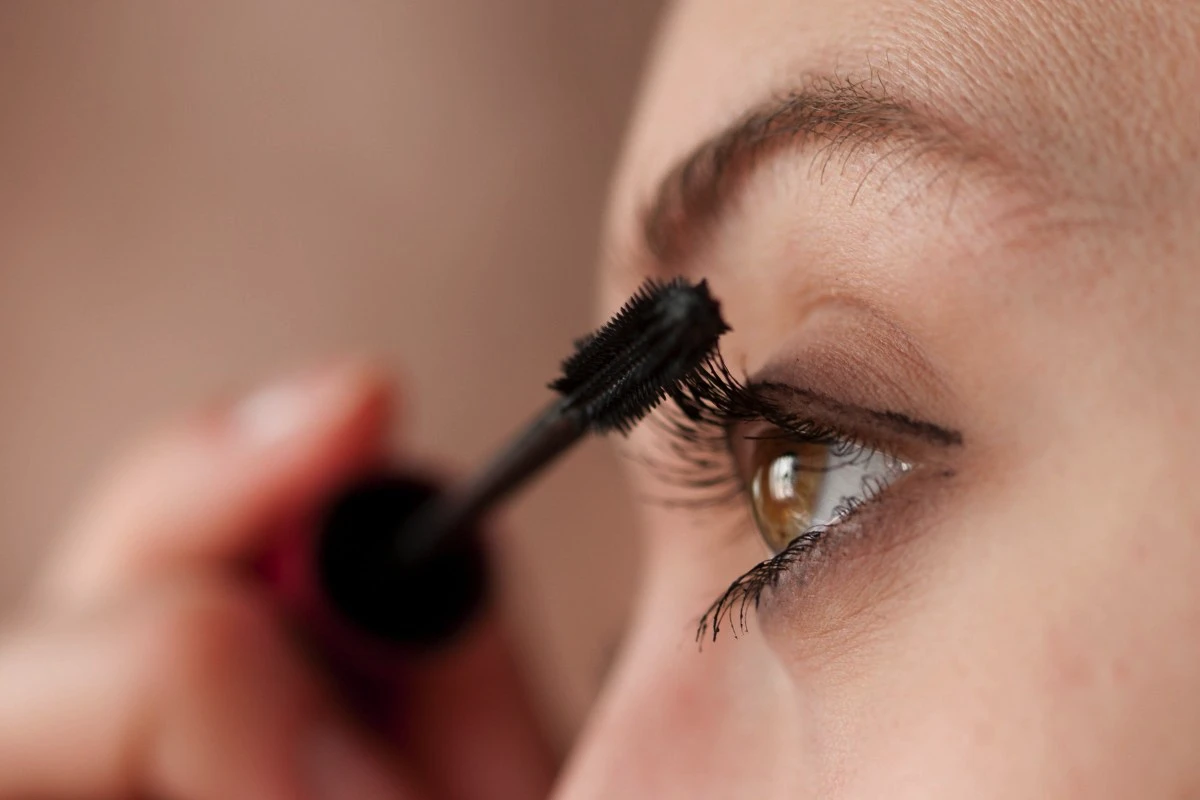 Uită de rimelul negru: un alt culoar a intrat în modă și a cucerit pe toată lumea în 2025